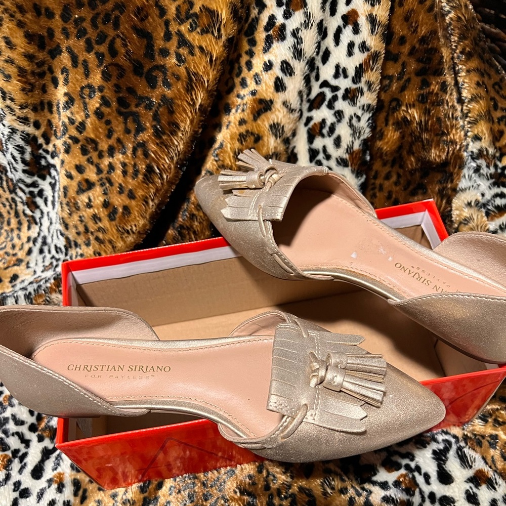 Flat shoes with tassels.